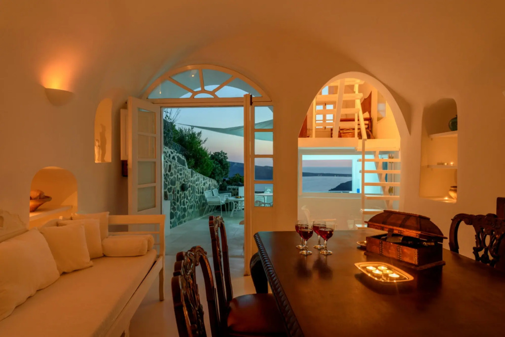 White House Villa with 3 bedrooms and amazing views at Oia