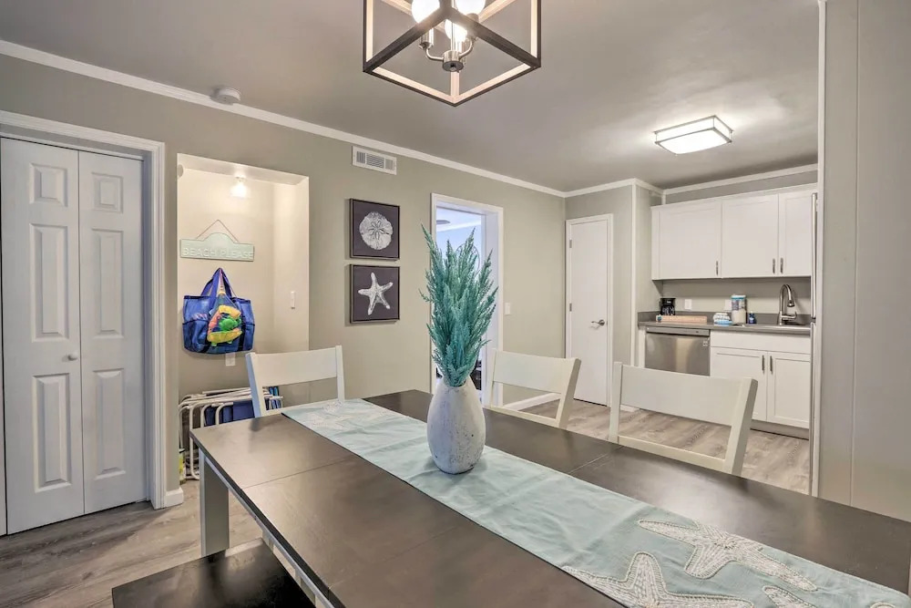 Hilton Head Island Condo w/ Beach Supplies + Pool!