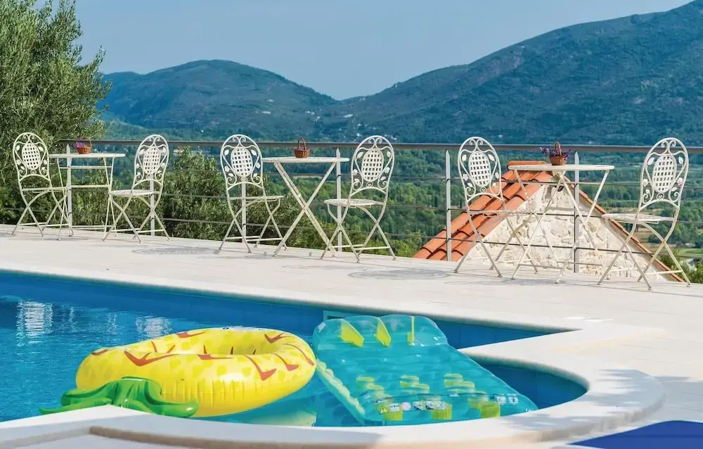 Stunning Home in Lovorno With Wifi and 5 Bedrooms