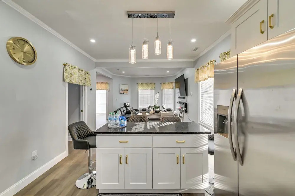 Walk to Park: Modern Apt 2 Mi to Union College!