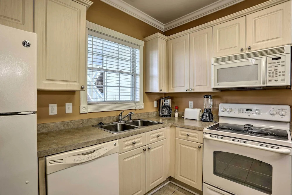 3 Mi to Ocean: Resort Condo in Myrtle Beach!