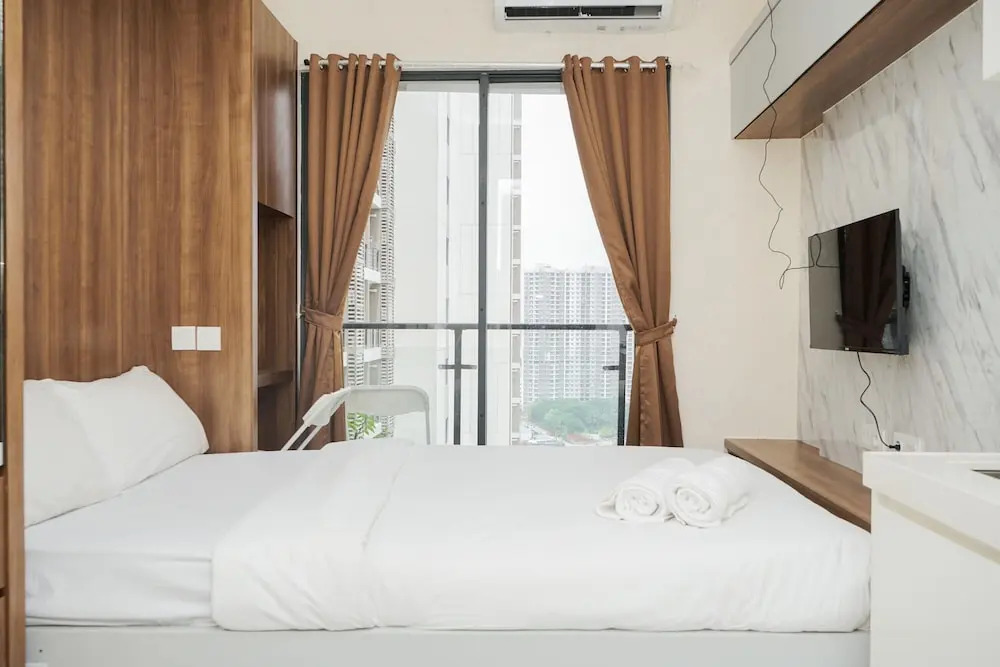 Cozy And Minimalist Studio Room At Sky House Bsd Apartment