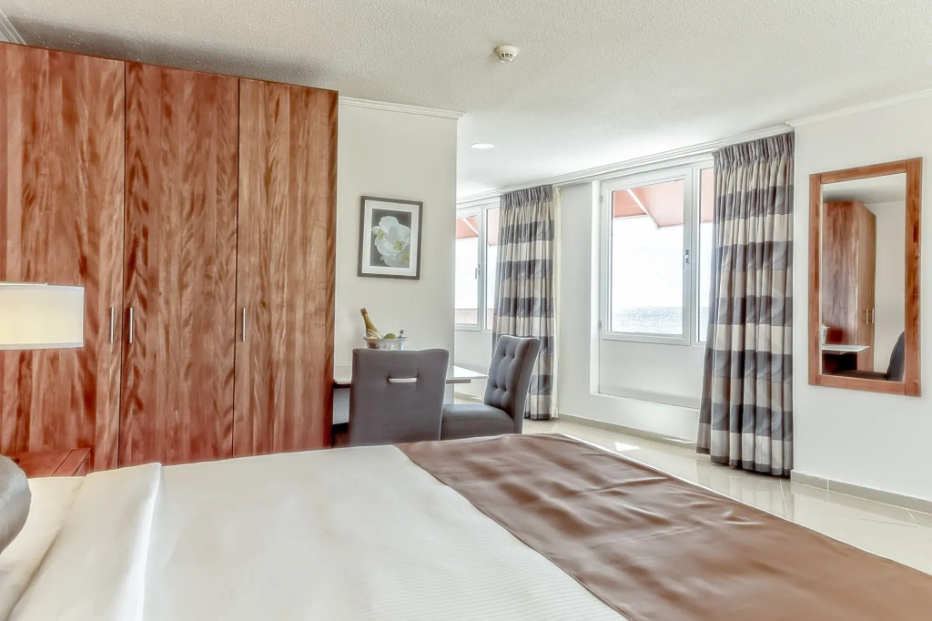 Majestic City Suites & Beach Hotel