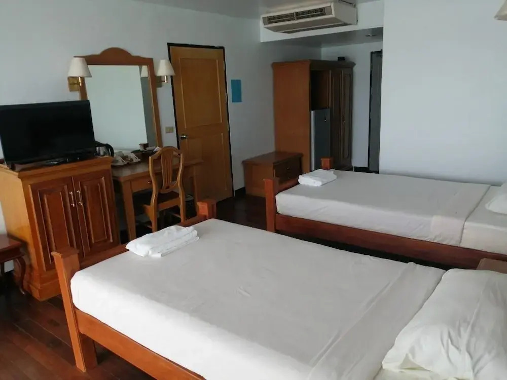 Jansom Beach Resort