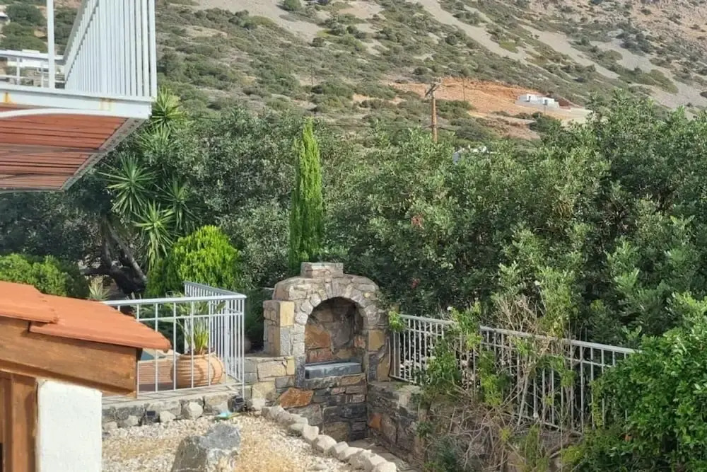 Plaka-sleeps4-parking-pool-hottub-seaviews