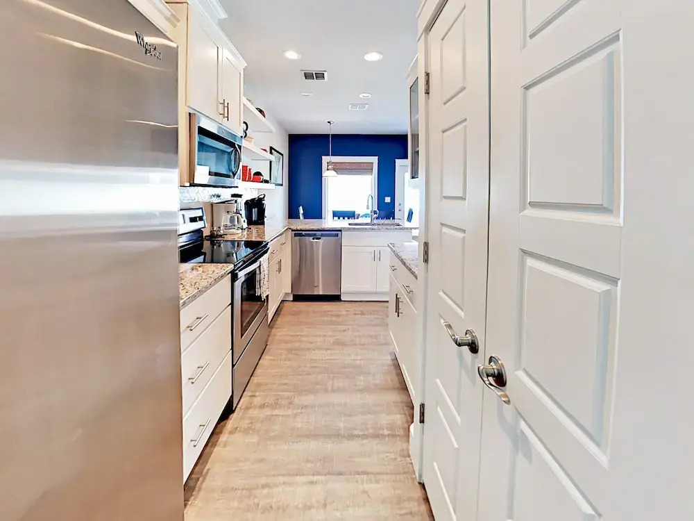 247 West Roberts Townhouse by RedAwning