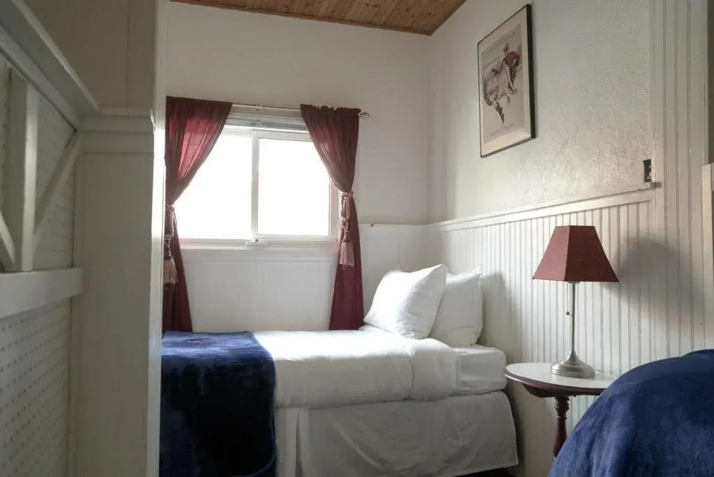 Blue Mountain Lodge Bed & Breakfast