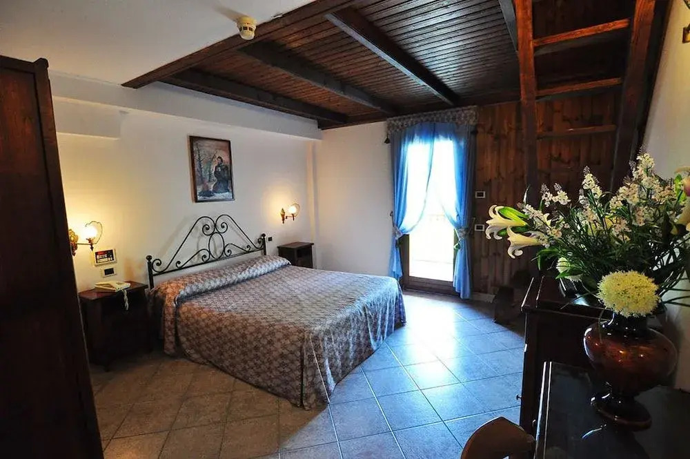 Leo Hotel