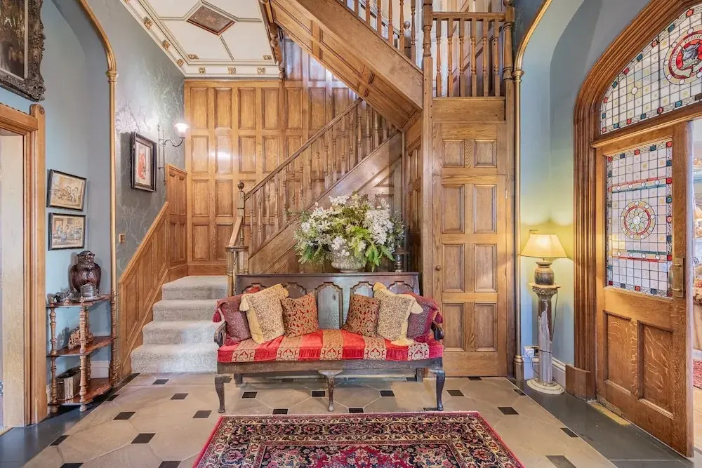 Kendal - Gothic Hall - Luxury Rooms or Apartment