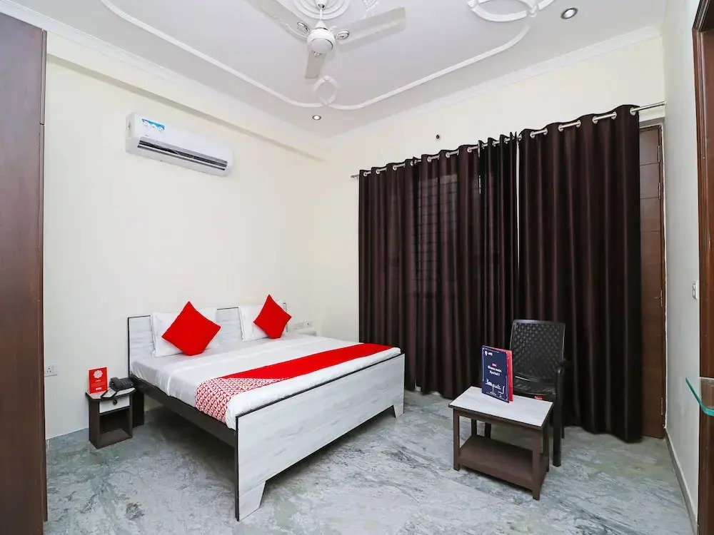 OYO 15736 Little Residency