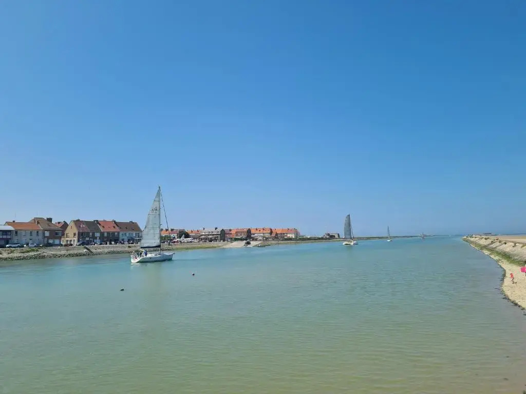 "Les Embruns" Maison meublée, proche de la mer