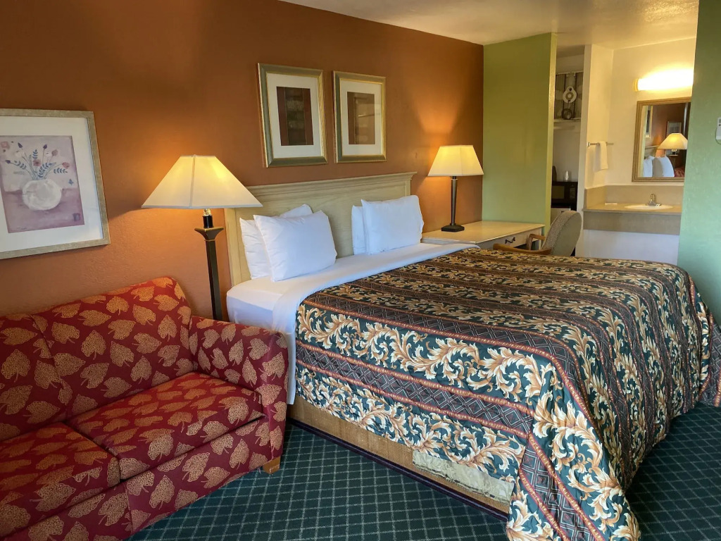 Fireside Inn By The Beach Boardwalk & Bowling