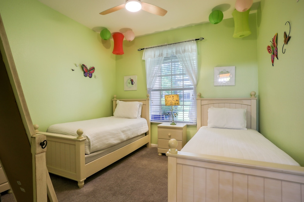 Resort Condo Near Disney With Pool, hot Tub, Tennis, Central AC, & Washer/dryer