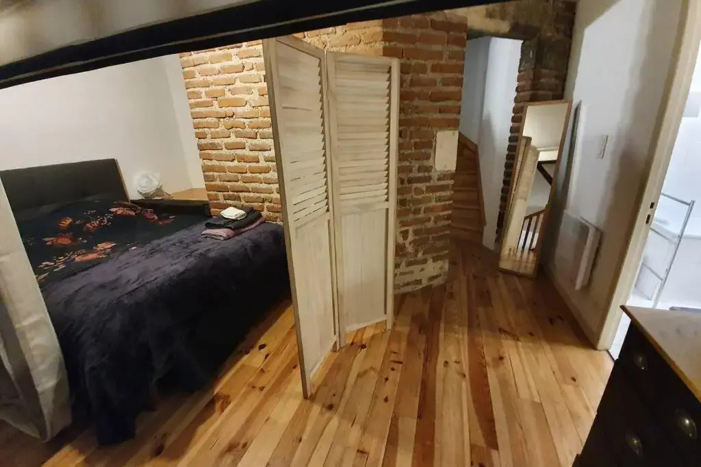 Appartement exceptionnel 4 étoiles hyper centre Albi 65 m2 au 4ème étage sans ascenseur avec une tour du 12ème siècle