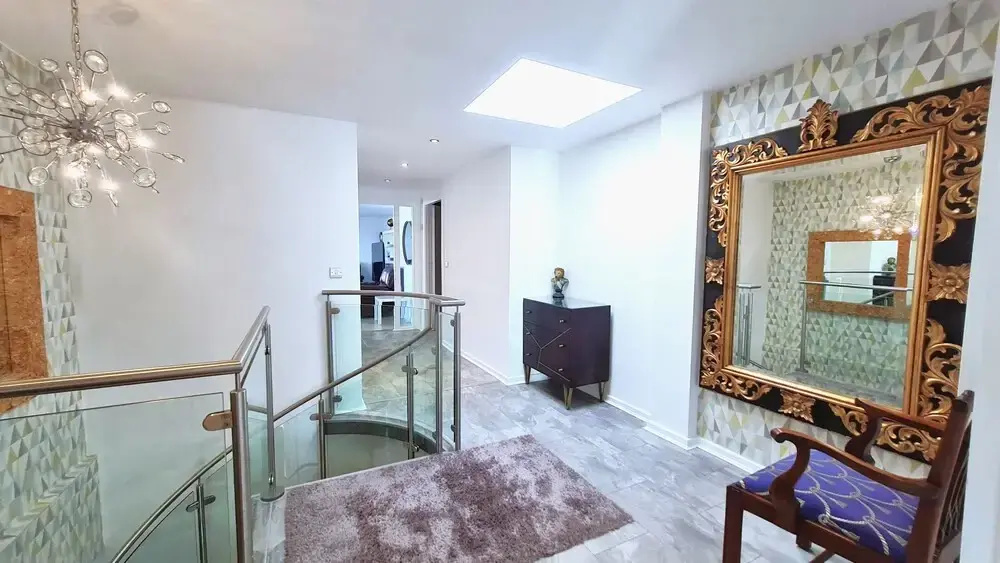 5 Bedroom 3 Bathroom Penthouse Apartment