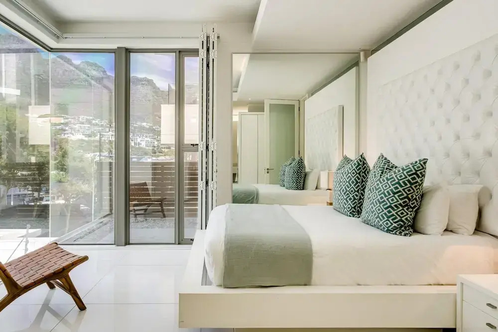 Villa Bleu Blanc in Camps Bay With Pool and Views