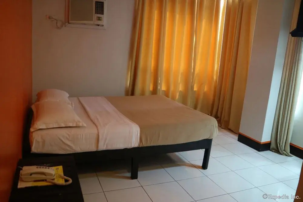 OYO 543 Negrense Suites
