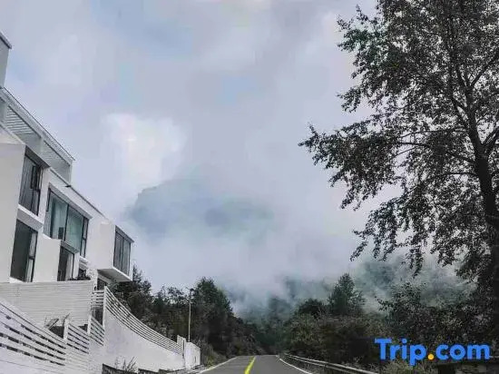 Guanyue Homestay (Shuangqiao Valley Scenic Area of Mount Siguniang)