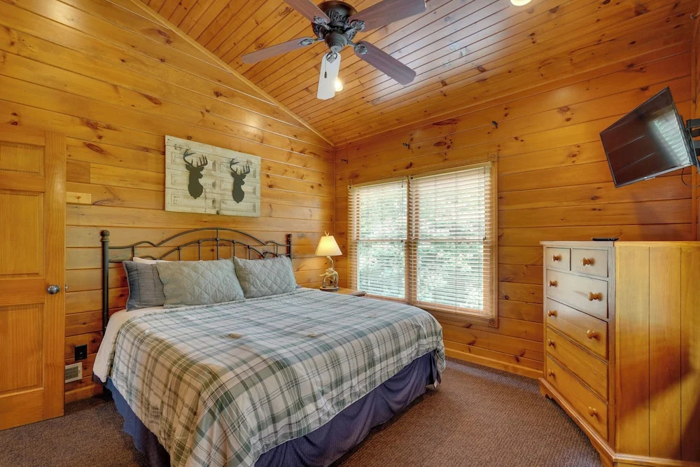 Cabin w/ Hot Tub & Deck, Near Smoky Mtn Trails!