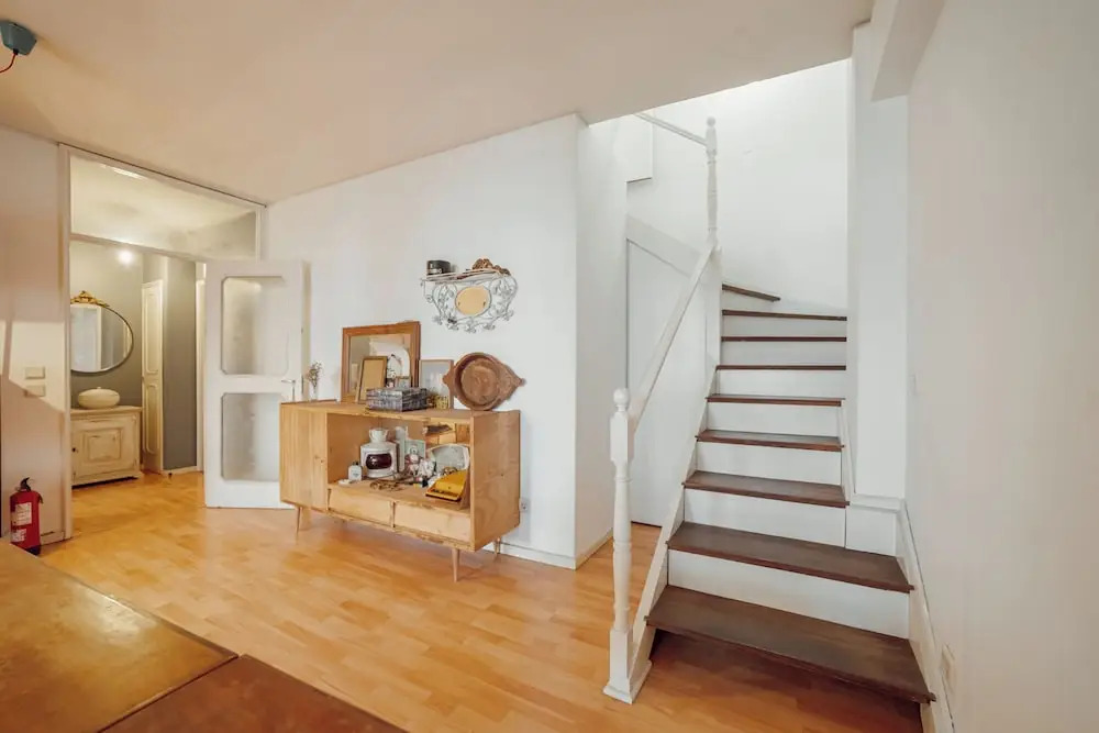 HostWise - Modern & Bright Studio