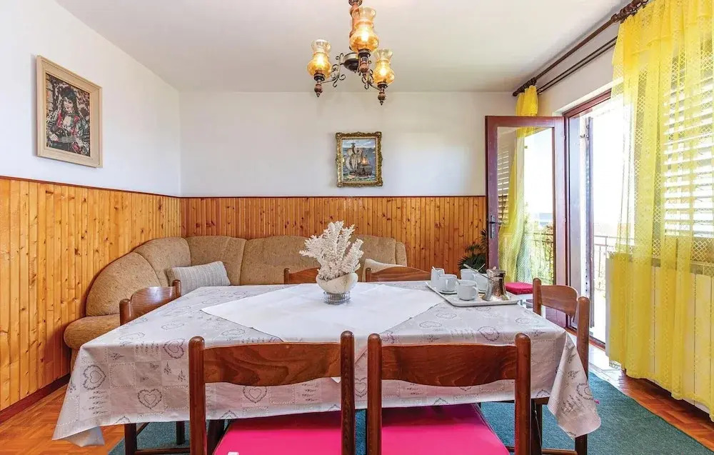 Amazing apartment in Novi Vinodolski w/ 3 Bedrooms