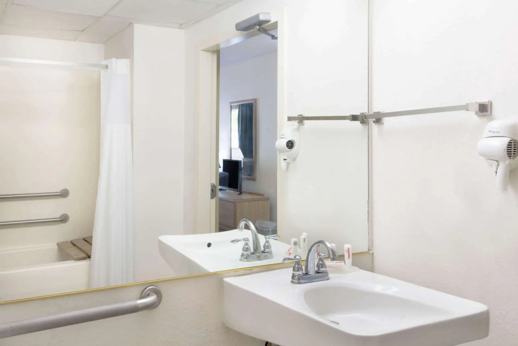 Howard Johnson by Wyndham Newburgh