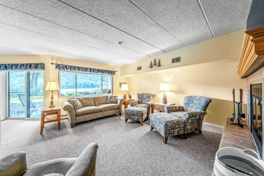 'cobbies Cove' Lakefront Gem: Epic Views & Pool!