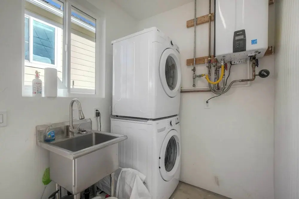 Monarch Cove - Unit B  For 2ppl