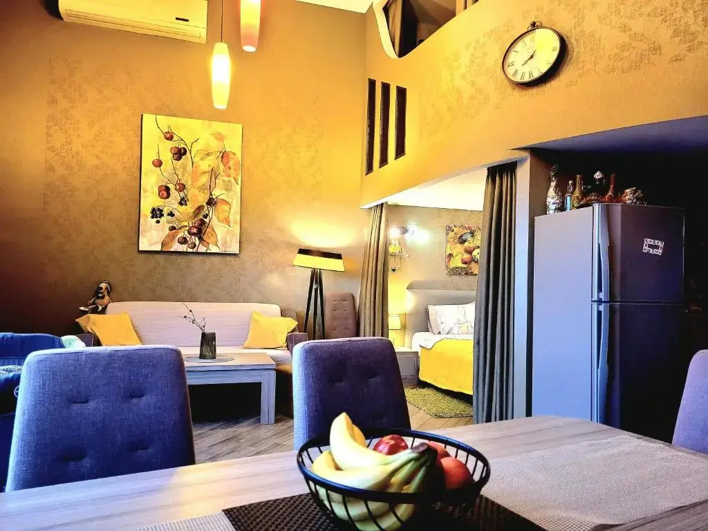 2 levels penthouse with a SUNSET SEA VIEW! Balcony and window 8x4m!