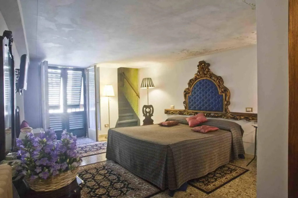 Relais San Lorenzo Historic Centre Rooms & Suites