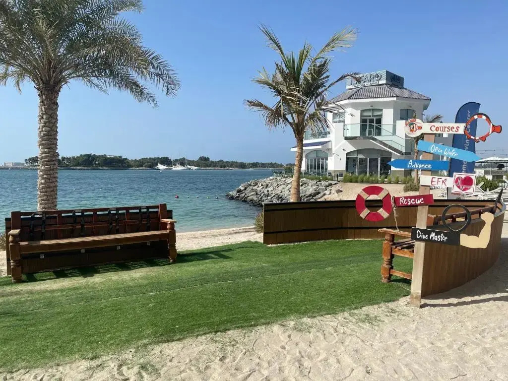 Luxury, Spacious, Beachfront, 3BD Apartment with private beach access!
