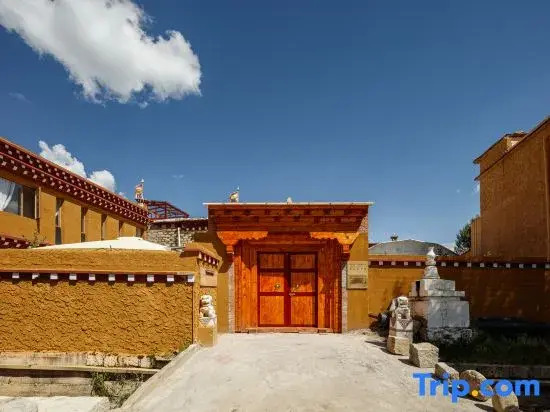 Litang Waiting for the Wind to Vacation (Letong Ancient Town Qianhu  Village Store)