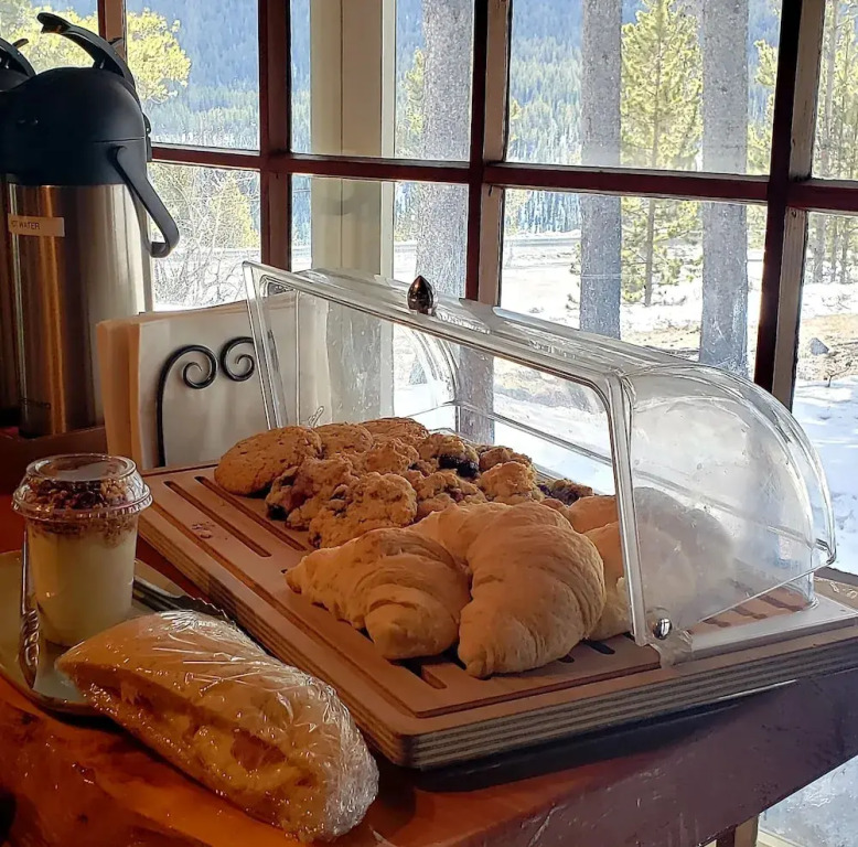 Storm Mountain Lodge & Cabins