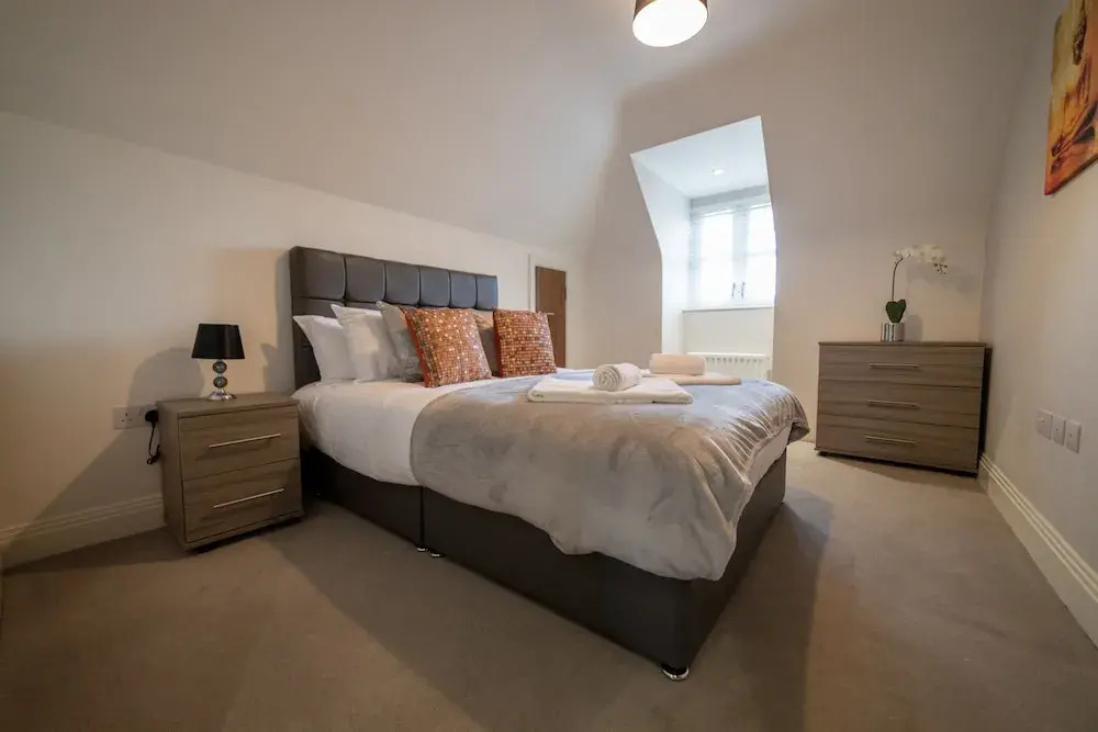 Helios Court Penthouse Serviced Apartment by Ferndale