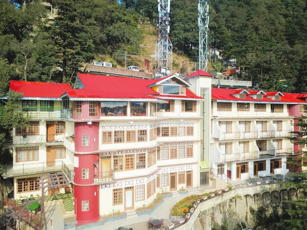 Pax Hotel Ark 150 meters from Mall Road