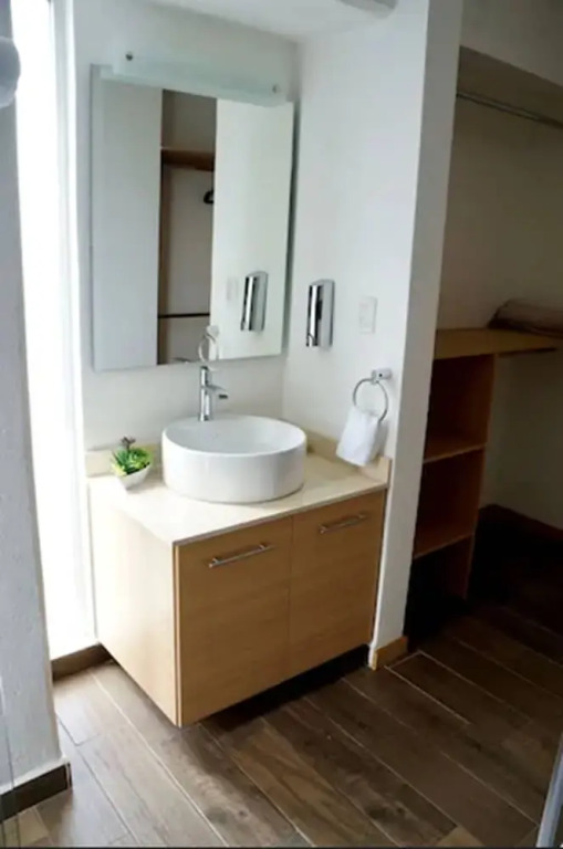 Metropolitan Suites