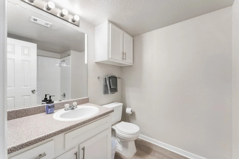 Spacious 2BR King Suites w Pool, Gym, Laundry - Close to Downtown