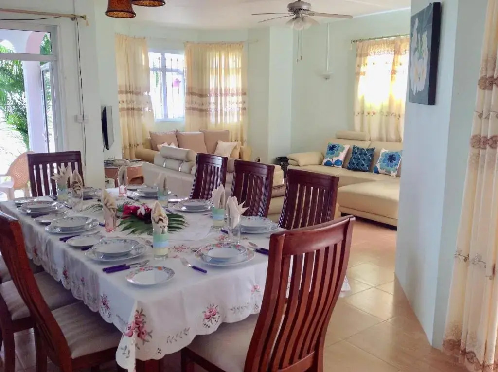 Fayruz Villa is a 3 bedroom, 3 bathroom detached house with AC and swimming pool 5 minutes walk from Flic en Flac public beach