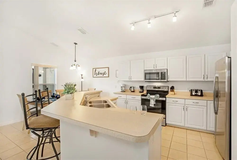 Lovely 4 Bedroom, 3.5 Bath Home With South Facing Pool and spa - 521