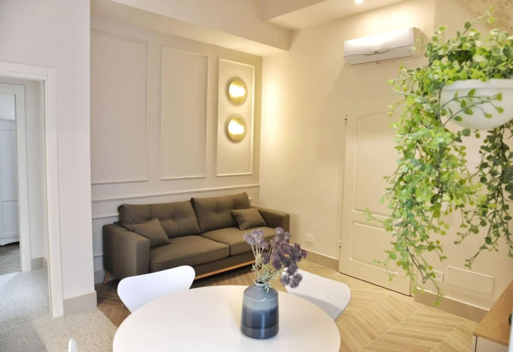 Apartment suitable for couples of friends or families, excellent location, luxurious, private atrium-Mariachiara by Dimore Garibaldi