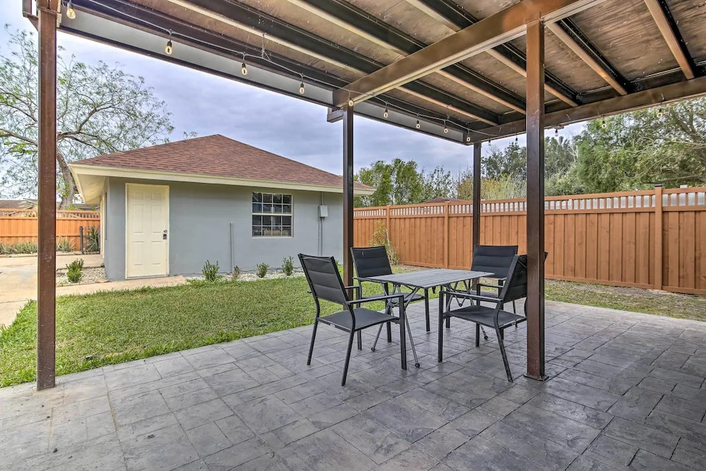 Patio & Balcony: Gulf Coast Retreat in Brownsville