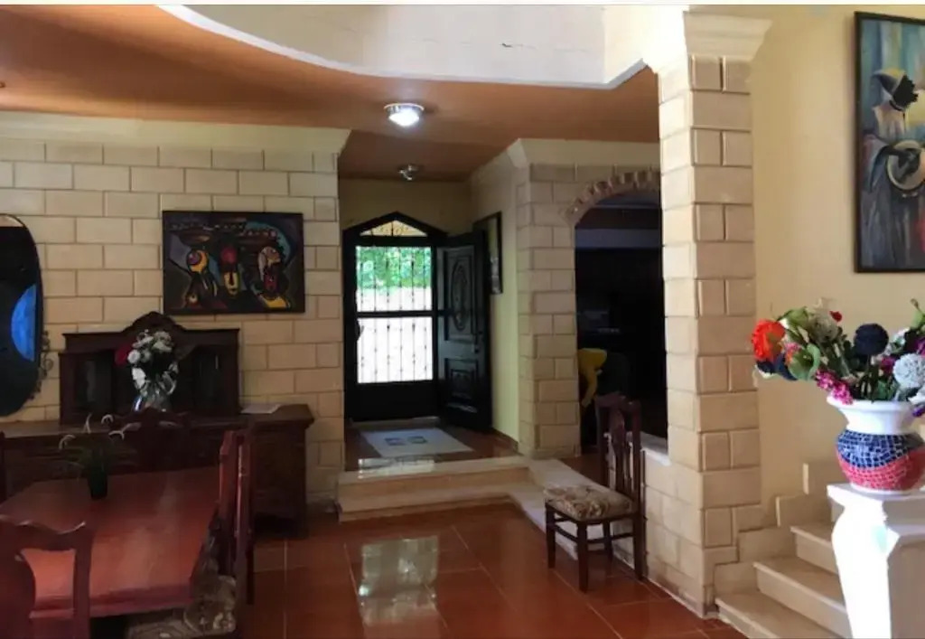 Yellow Family Villa - Private Pool - AC- 5 Min Walk to Beach