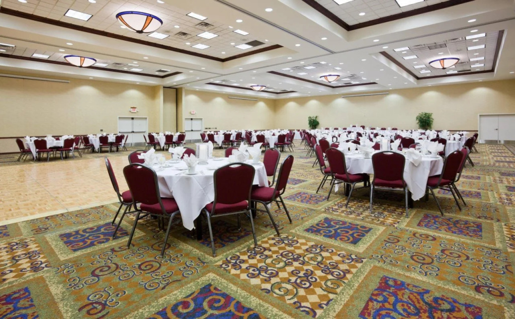 Holiday Inn & Conference Center Marshfield by IHG
