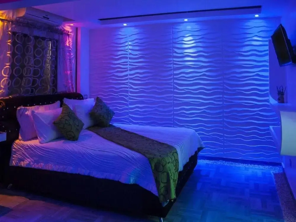 Luxury 14 Bedroom Villa Walking to Clubs/beaches!