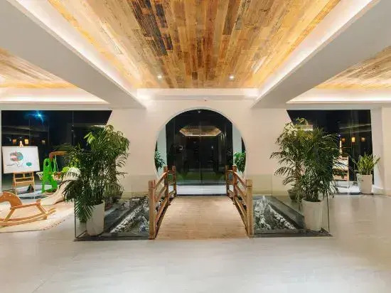 Yueliang Town Hotel