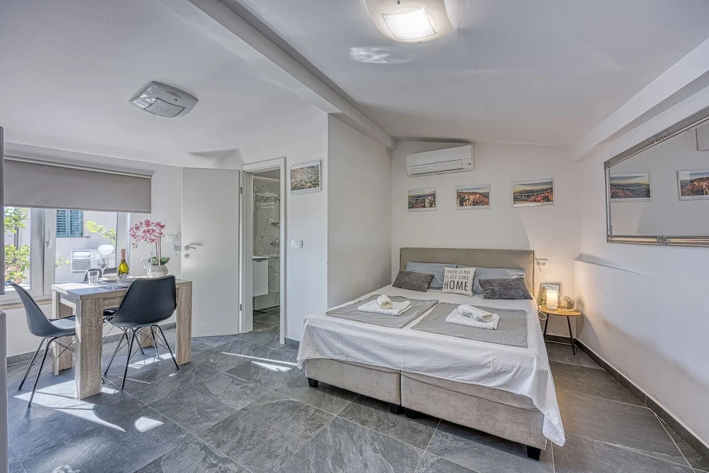 Honeymoon Suite Črni Kal