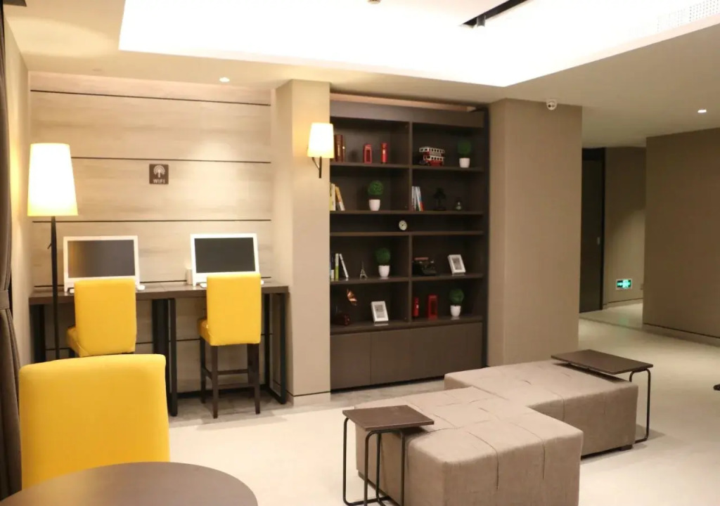 Отель Homeinn Plus Shanghai People Square East Jinling Road
