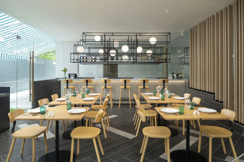 Отель JonoX Phuket Karon Hotel