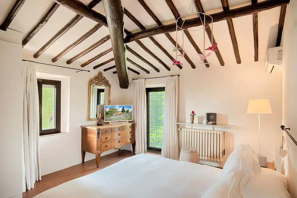 Villa in Castellina w. Pool, Garden & Winery