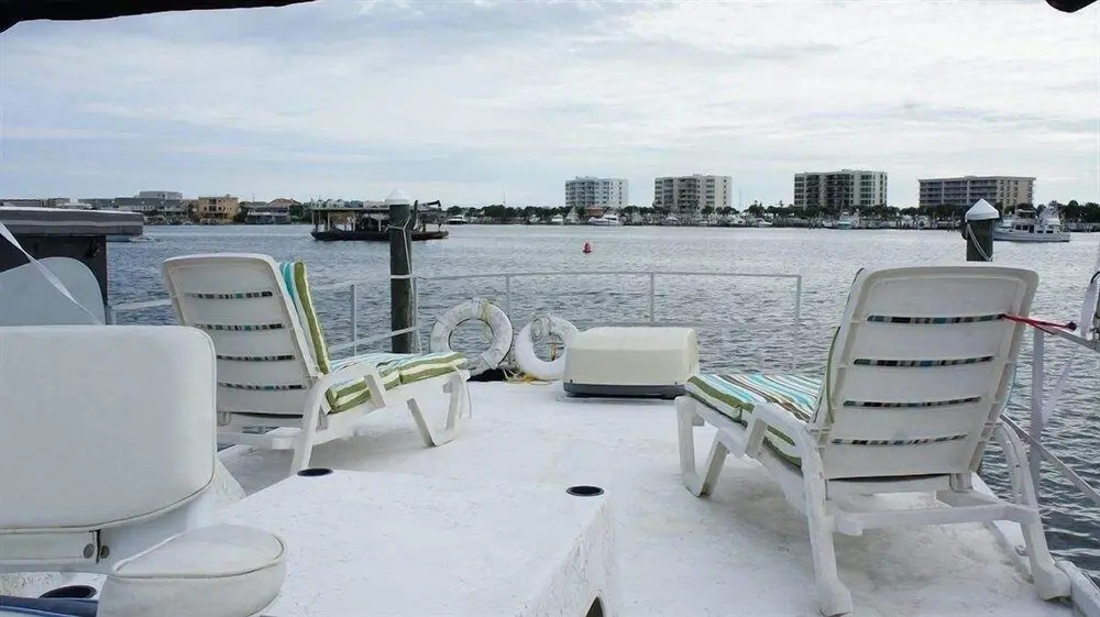 Harbor Houseboat